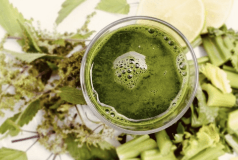 Een vrouw ondergaat een cuppingbehandeling voor stressverlichting en hoofdpijn.