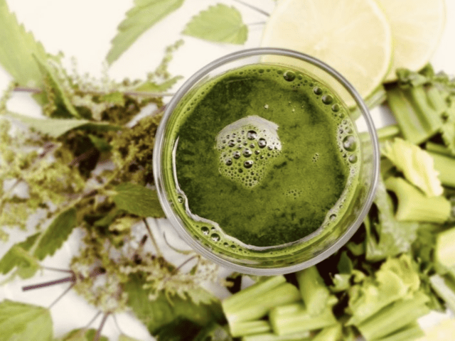 Een vrouw ondergaat een cuppingbehandeling voor stressverlichting en hoofdpijn.